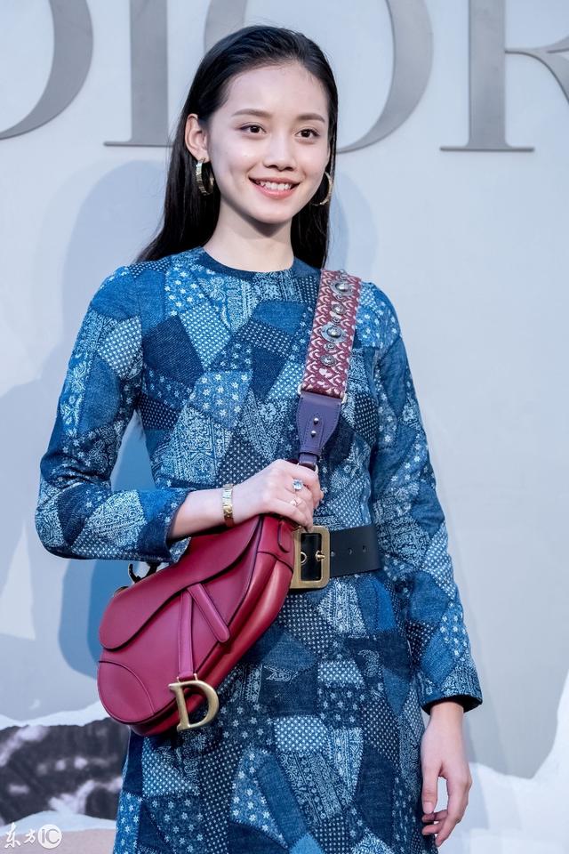 Sun Yihan wears dress of joining together bull-puncher and saddle of middle-sized and gules calf to wrap aglet of decorative pattern of tie-in metal restoring ancient ways, self-confident and spell able, handsome and free and easy. (the picture comes from Oriental IC)