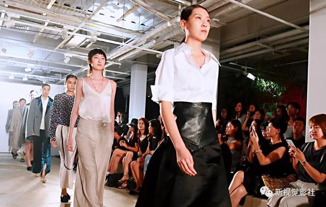 Of the face in those days (Di) one yuan one kilometer, the girl in those days wears flared trousers with respect to love, the people in those days works overtime need not boil all night...