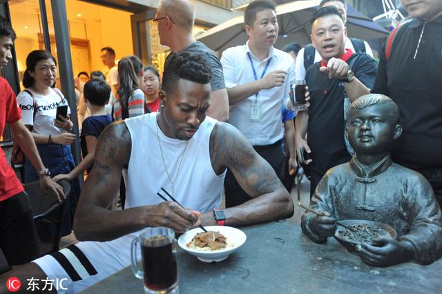 Demon animal is a little hesitant before eating. (the picture signs: Oriental IC) "