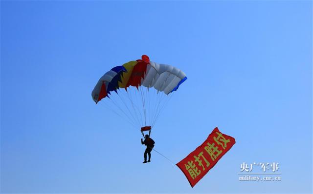 "La Ying " parachute jumping team exhibits in sky " can call victorious battle " scroll