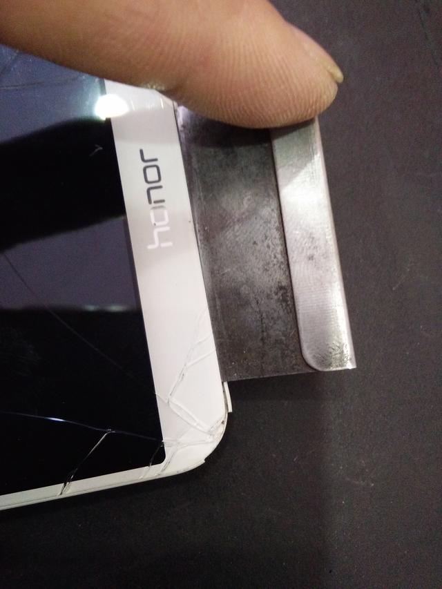 荣耀7x手机屏幕破碎不要担心,更换外屏揭秘