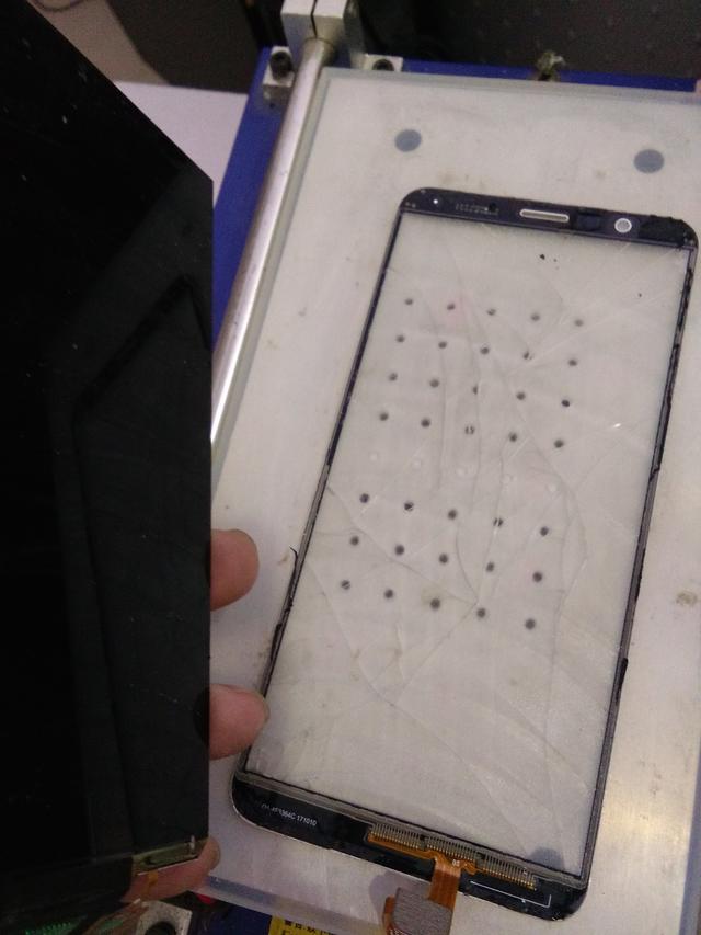 荣耀7x手机屏幕破碎不要担心,更换外屏揭秘