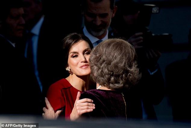 西班牙王后莱蒂齐亚穿错衣服急扑火,深V到肚脐